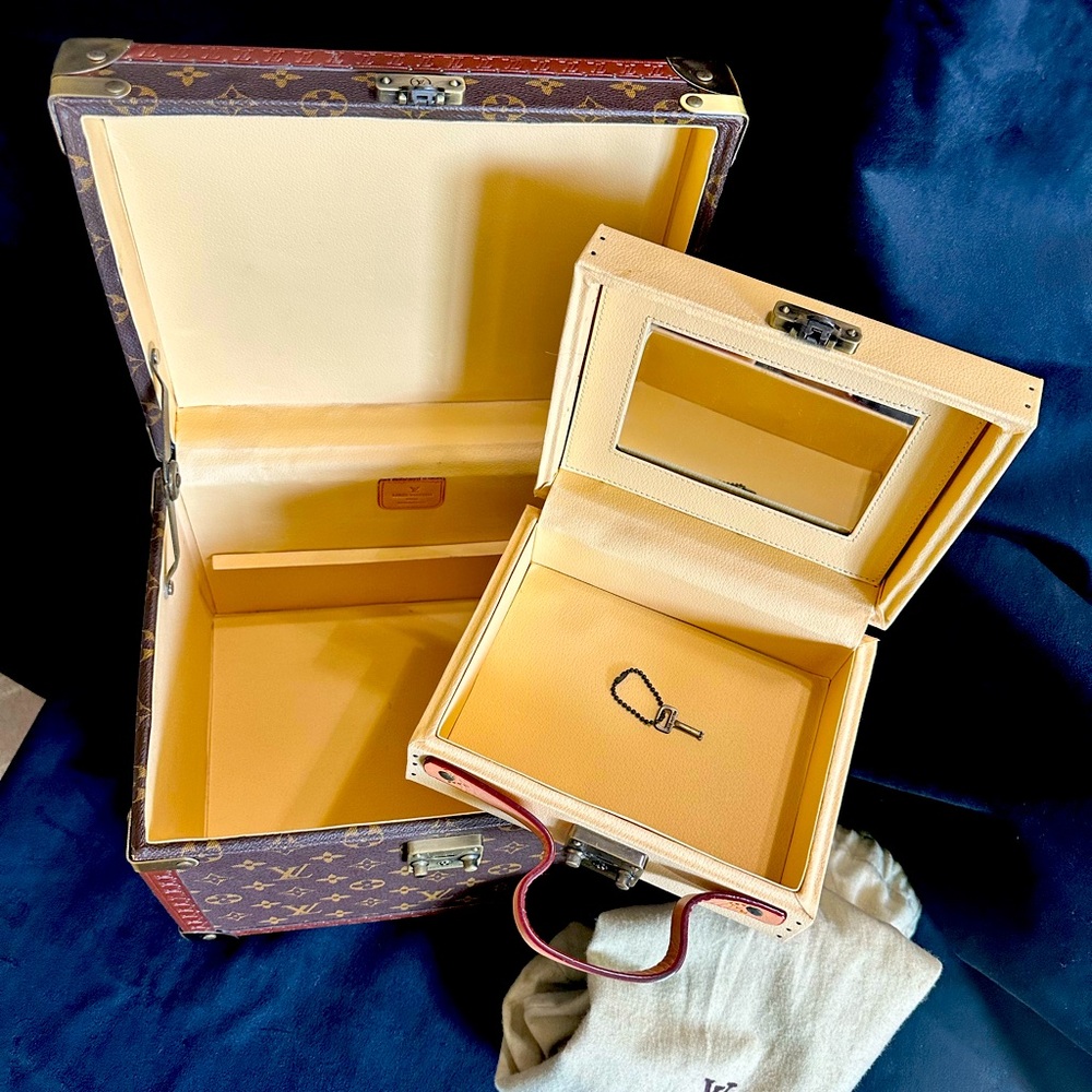 Louis Vuitton Monogram Boite BouteillesTrain Case case ht: 9in W: 9.5 L: 12